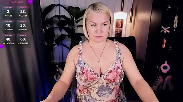 Snapshot of YolandaKiss chatting on June 2026 08:22:02 PM YolandaKiss online show from June 2026 08:22:02 PM