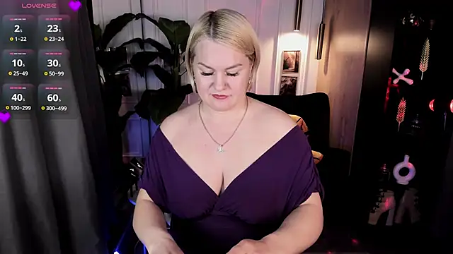 Snapshot of YolandaKiss chatting on June 2026 08:23:01 PM YolandaKiss online show from June 2026 08:23:01 PM