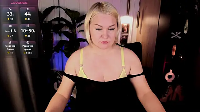 Snapshot of YolandaKiss chatting on July 2026 08:33:01 PM YolandaKiss online show from July 2026 08:33:01 PM