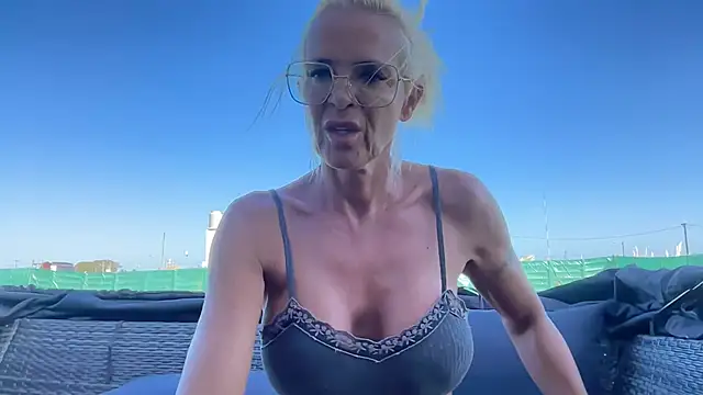 Snapshot of Reyna63 chatting on March 2026 07:32:01 PM Reyna63 online show from March 2026 07:32:01 PM