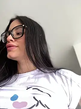 LaraHenao online show from March 2025 01:06:02 PM