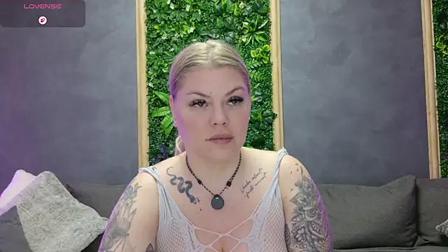 Snapshot of Raven_Luna chatting on May 2026 04:19:01 AM Raven Luna online show from May 2026 04:19:01 AM