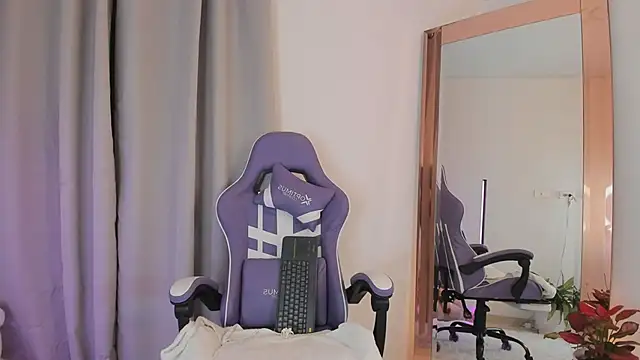 roxie gates  online show from February 2026 02:54:01 AM