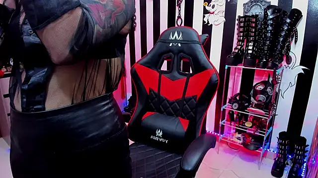 Snapshot of Mistress_Yelena chatting on February 2025 10:36:02 PM Mistress Yelena online show from February 2025 10:36:02 PM