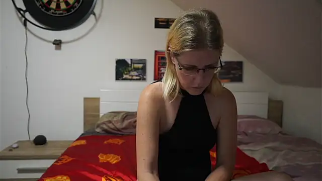 Moistdevil online show from November 2025 01:50:01 PM