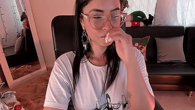 Snapshot of PaulinaBelushi chatting on December 2024 08:47:02 PM PaulinaBelushi online show from December 2024 08:47:02 PM