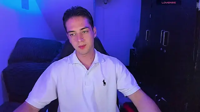 Snapshot of Alex_smith00 chatting on December 2024 11:08:01 PM Alex smith00 online show from December 2024 11:08:01 PM