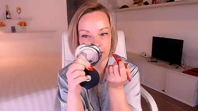 Tilly Eliot online show from October 2025 03:08:01 PM