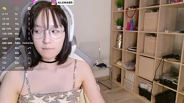 Snapshot of aliiiiiina chatting on February 2025 12:28:01 AM aliiiiiina online show from February 2025 12:28:01 AM