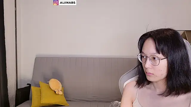 Snapshot of aliiiiiina chatting on March 2025 02:04:01 AM aliiiiiina online show from March 2025 02:04:01 AM