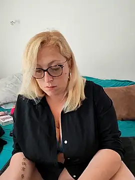 Snapshot of winniess40 chatting on April 2026 11:35:01 AM winniess40 online show from April 2026 11:35:01 AM