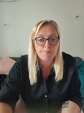 Snapshot of winniess40 chatting on June 2026 09:11:02 AM winniess40 online show from June 2026 09:11:02 AM