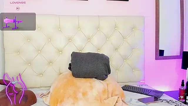 Snapshot of WhitneyWells chatting on March 2026 06:26:01 AM WhitneyWells online show from March 2026 06:26:01 AM