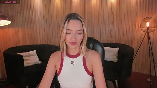 Snapshot of MelissaMoore_ chatting on June 2026 10:42:01 AM MelissaMoore online show from June 2026 10:42:01 AM
