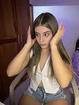 Snapshot of Miss_valeriaa chatting on March 2025 03:45:02 PM Miss valeriaa online show from March 2025 03:45:02 PM