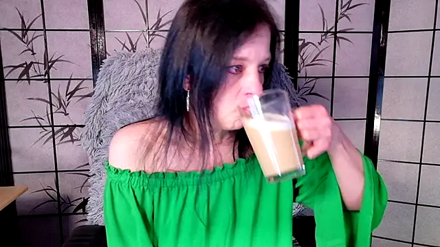 Snapshot of _Sweetlonglips_ chatting on May 2026 06:41:02 AM Sweetlonglips online show from May 2026 06:41:02 AM