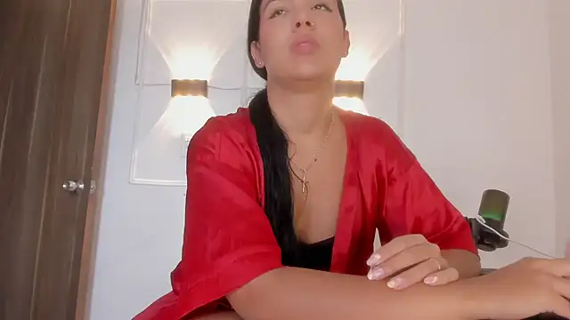 Snapshot of Hanna_Risso chatting on May 2026 06:02:02 PM Hanna Risso online show from May 2026 06:02:02 PM