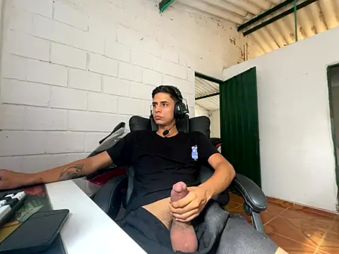 Max TheHorseDick online show from September 2025 01:44:02 PM