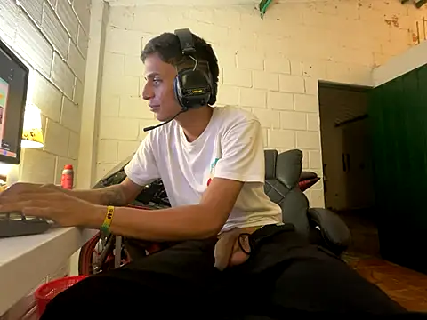 Max TheHorseDick online show from November 2025 03:06:02 AM