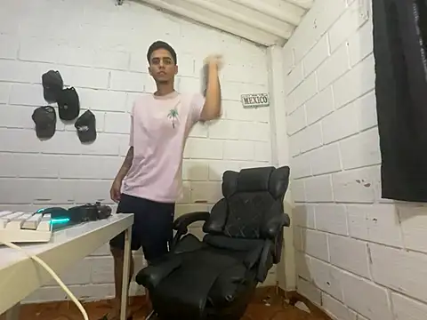 Snapshot of Max_TheHorseDick chatting on June 2026 07:19:01 PM Max TheHorseDick online show from June 2026 07:19:01 PM