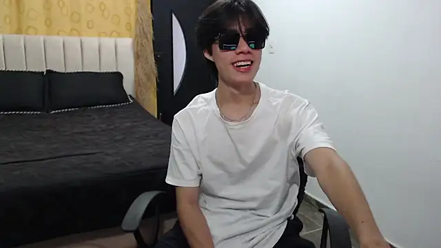 Snapshot of Elio-cam chatting on January 2025 09:32:02 PM Elio-cam online show from January 2025 09:32:02 PM