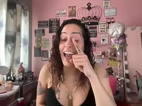 Snapshot of latinacubana chatting on January 2025 06:56:01 PM latinacubana online show from January 2025 06:56:01 PM