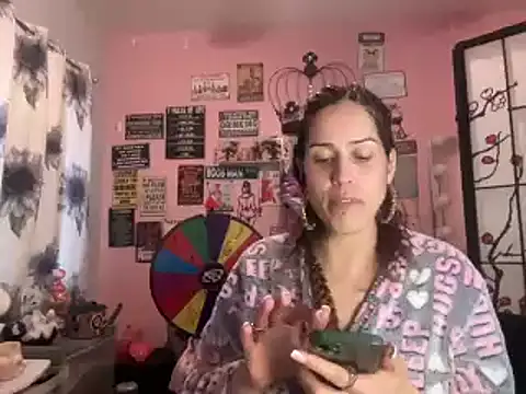 Snapshot of latinacubana chatting on January 2025 10:26:01 PM latinacubana online show from January 2025 10:26:01 PM