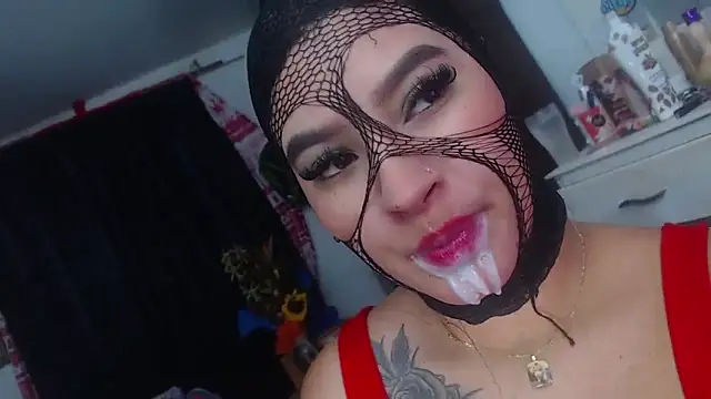 Snapshot of Sharlottee chatting on December 2024 02:43:02 AM Sharlottee online show from December 2024 02:43:02 AM