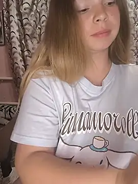 Snapshot of Zuli_Kiska chatting on July 2026 06:57:02 PM Zuli Kiska online show from July 2026 06:57:02 PM