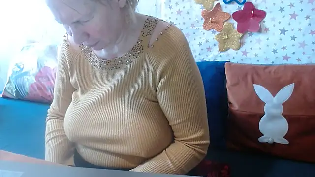 Snapshot of QueenLana chatting on June 2026 07:54:02 AM QueenLana online show from June 2026 07:54:02 AM