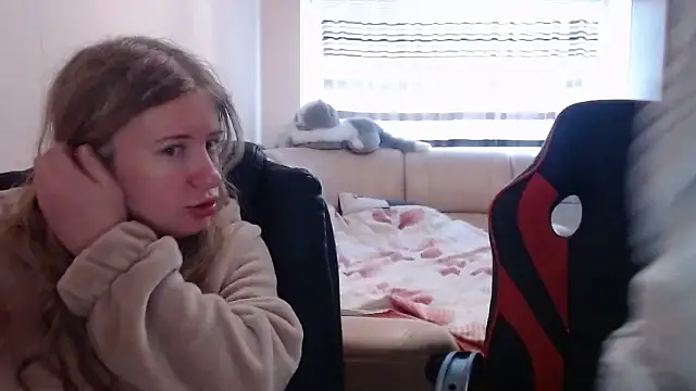 Snapshot of PeterAndJen chatting on February 2025 06:37:01 AM PeterAndJen online show from February 2025 06:37:01 AM