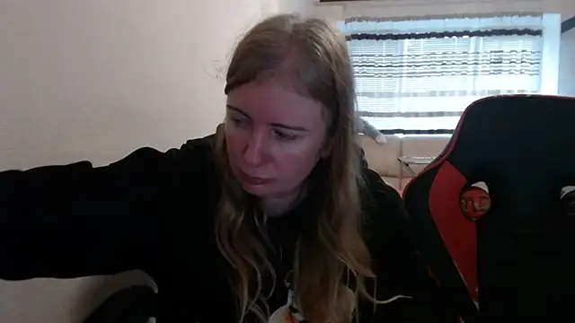 Snapshot of PeterAndJen chatting on November 2025 08:24:01 AM PeterAndJen online show from November 2025 08:24:01 AM