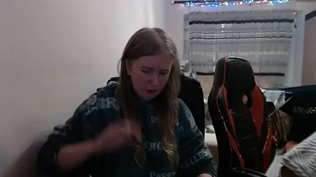 Snapshot of PeterAndJen chatting on December 2025 07:44:01 PM PeterAndJen online show from December 2025 07:44:01 PM