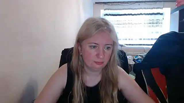 Snapshot of PeterAndJen chatting on June 2026 05:06:02 AM PeterAndJen online show from June 2026 05:06:02 AM