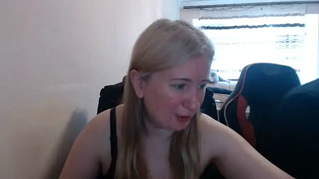 Snapshot of PeterAndJen chatting on June 2026 05:32:02 AM PeterAndJen online show from June 2026 05:32:02 AM