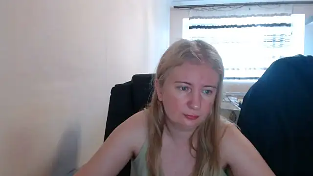 Snapshot of PeterAndJen chatting on June 2026 05:17:02 AM PeterAndJen online show from June 2026 05:17:02 AM