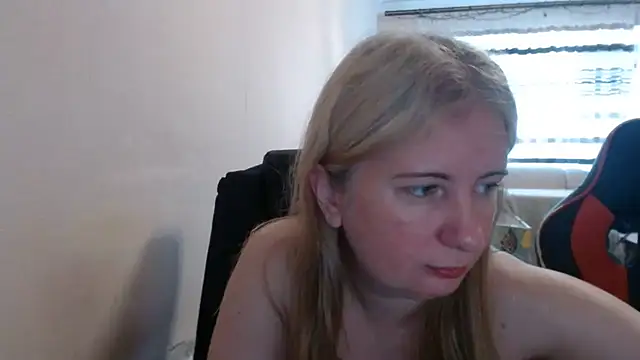 Snapshot of PeterAndJen chatting on June 2026 05:12:01 AM PeterAndJen online show from June 2026 05:12:01 AM