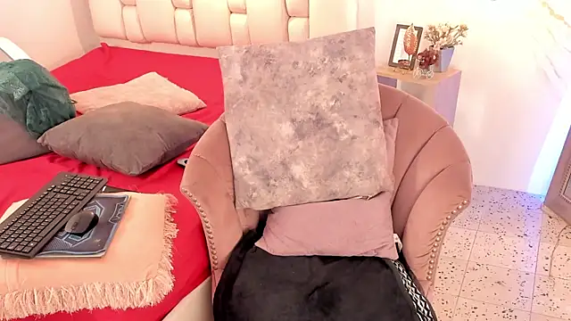 IsiisLovei online show from February 2025 05:11:02 PM