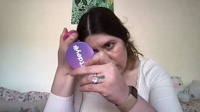 Snapshot of HYPHYtype chatting on November 2025 08:22:02 PM HYPHYtype online show from November 2025 08:22:02 PM