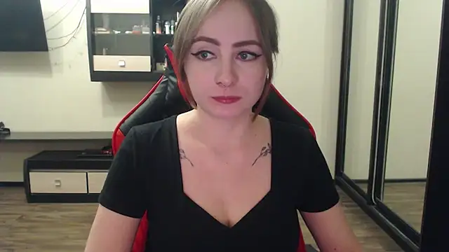 Laralianna online show from February 2025 05:29:02 PM