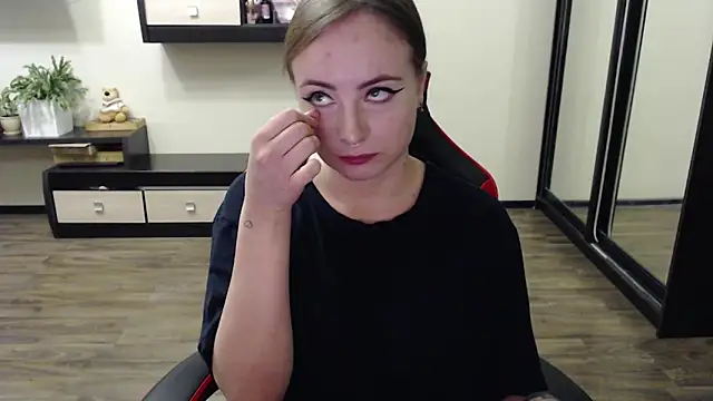 Laralianna online show from September 2025 10:17:01 AM