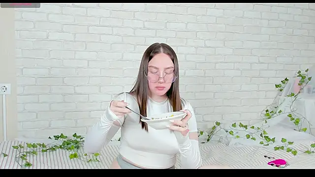 Snapshot of LinaKenny chatting on November 2025 06:40:02 PM LinaKenny online show from November 2025 06:40:02 PM