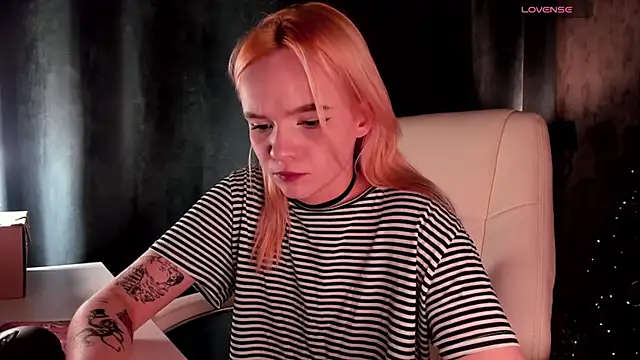 Snapshot of SarahRomantic chatting on December 2024 12:33:02 PM SarahRomantic online show from December 2024 12:33:02 PM