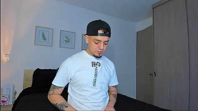 alejandro calderon1 online show from December 2025 04:30:01 AM