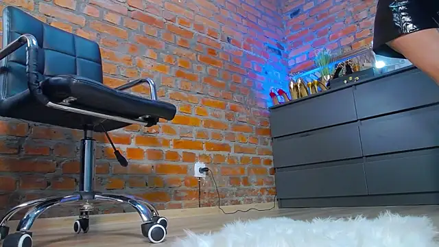 Snapshot of MistressMilana chatting on February 2025 12:17:02 PM MistressMilana online show from February 2025 12:17:02 PM