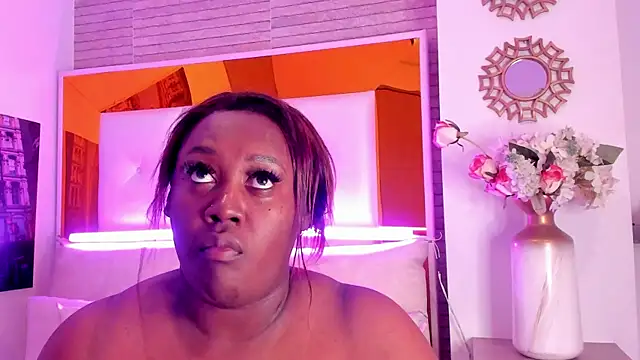 ShaniaBrownn online show from October 2025 07:55:01 PM