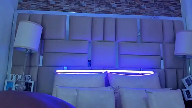 ShaniaBrownn online show from October 2025 07:49:02 PM