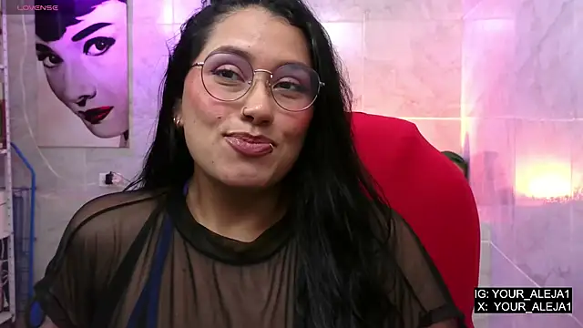 Snapshot of LauraRuiz1 chatting on May 2026 04:32:02 AM LauraRuiz1 online show from May 2026 04:32:02 AM