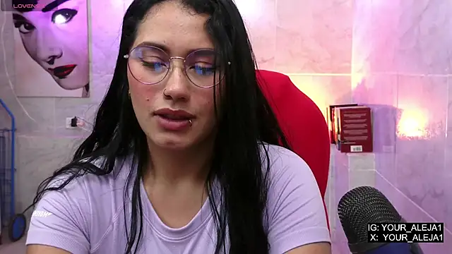 Snapshot of LauraRuiz1 chatting on May 2026 11:34:04 PM LauraRuiz1 online show from May 2026 11:34:04 PM