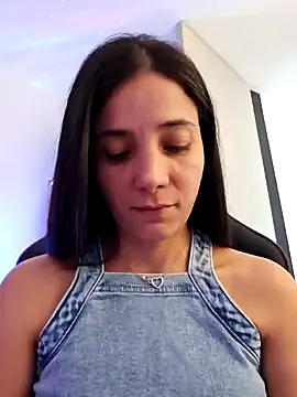 Snapshot of miaeyes chatting on December 2024 04:46:02 PM miaeyes online show from December 2024 04:46:02 PM